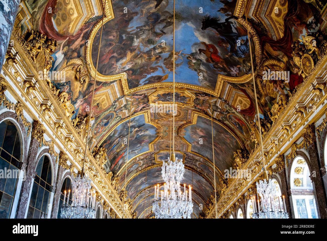 Dipinti colorati sul soffitto nella Sala degli specchi all'interno della Reggia di Versailles, Versailles, Francia. Foto Stock