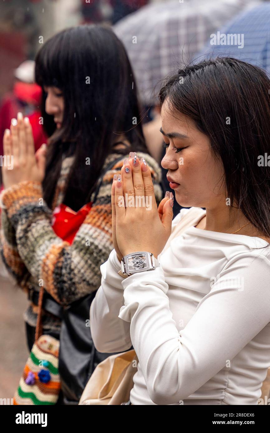 Giovani fedeli cinesi al tempio di Wong Tai Sin, Hong Kong, Cina. Foto Stock