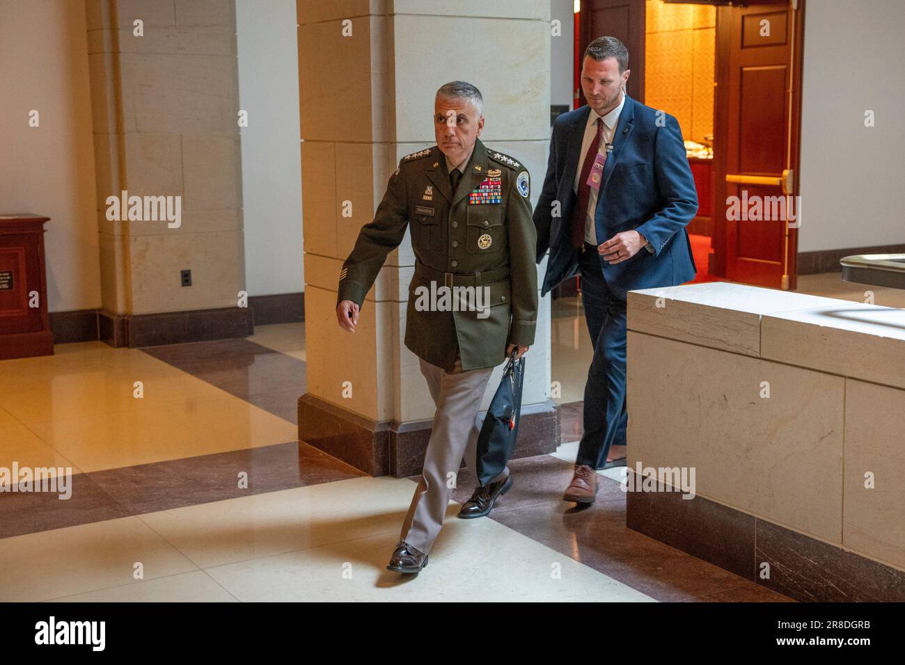 Washington, Stati Uniti. 20th giugno, 2023. Paul Nakasone, Direttore della National Security Agency, arriva per un'audizione a porte chiuse con il sottocomitato della difesa negli Stati Uniti Capitol Visitors Center a Capitol Hill, Washington DC, martedì 20 giugno 2023. Anche William Burns, direttore della CIA, ha testimoniato. Foto di Ken Cedeno/UPI Credit: UPI/Alamy Live News Foto Stock