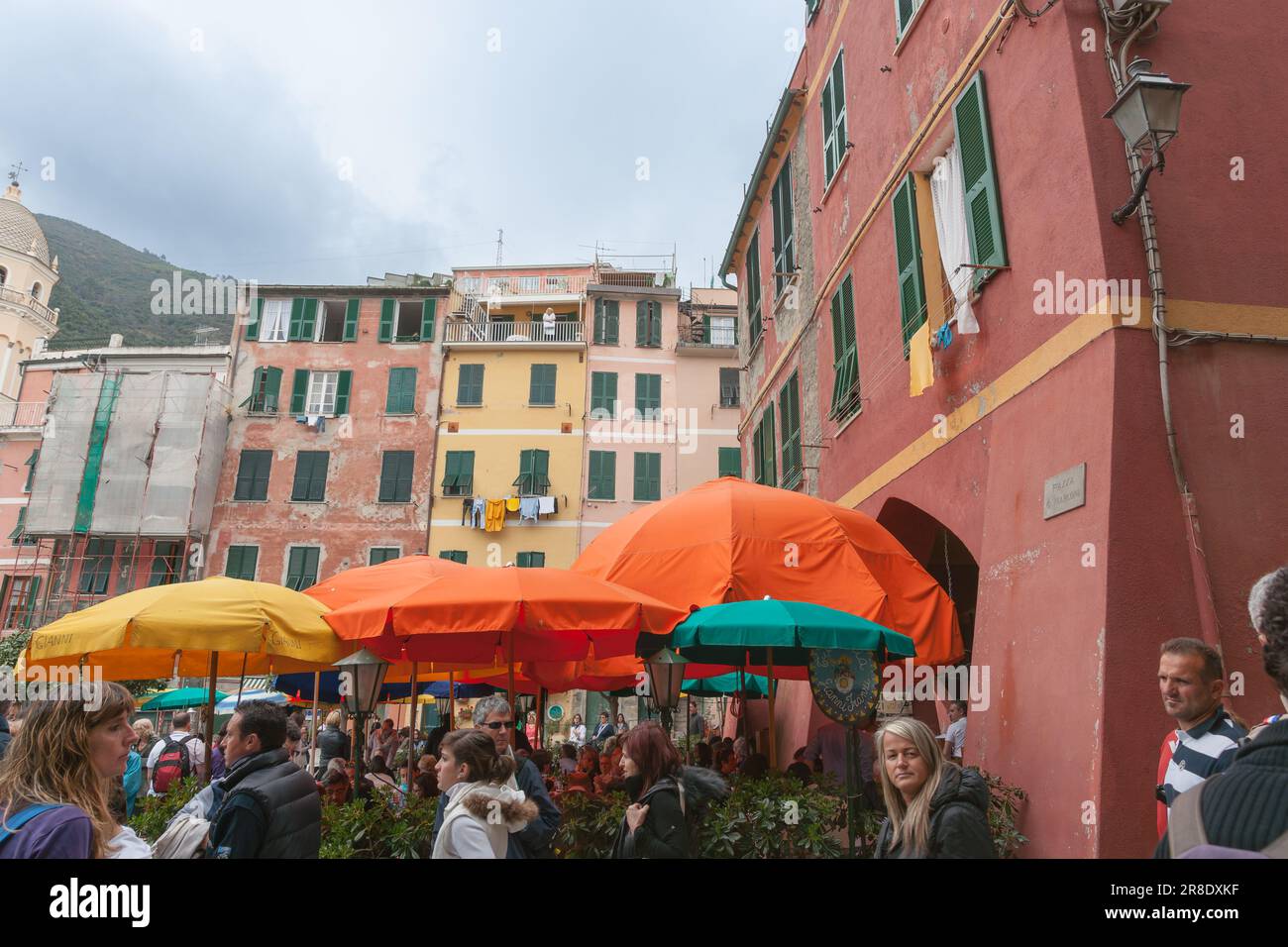 Vernazza Italia - Aprile 24 2011;affollata di turisti e ombrelloni meta turistica popolare Piazza Marconi nelle cinque Terre Italia Foto Stock