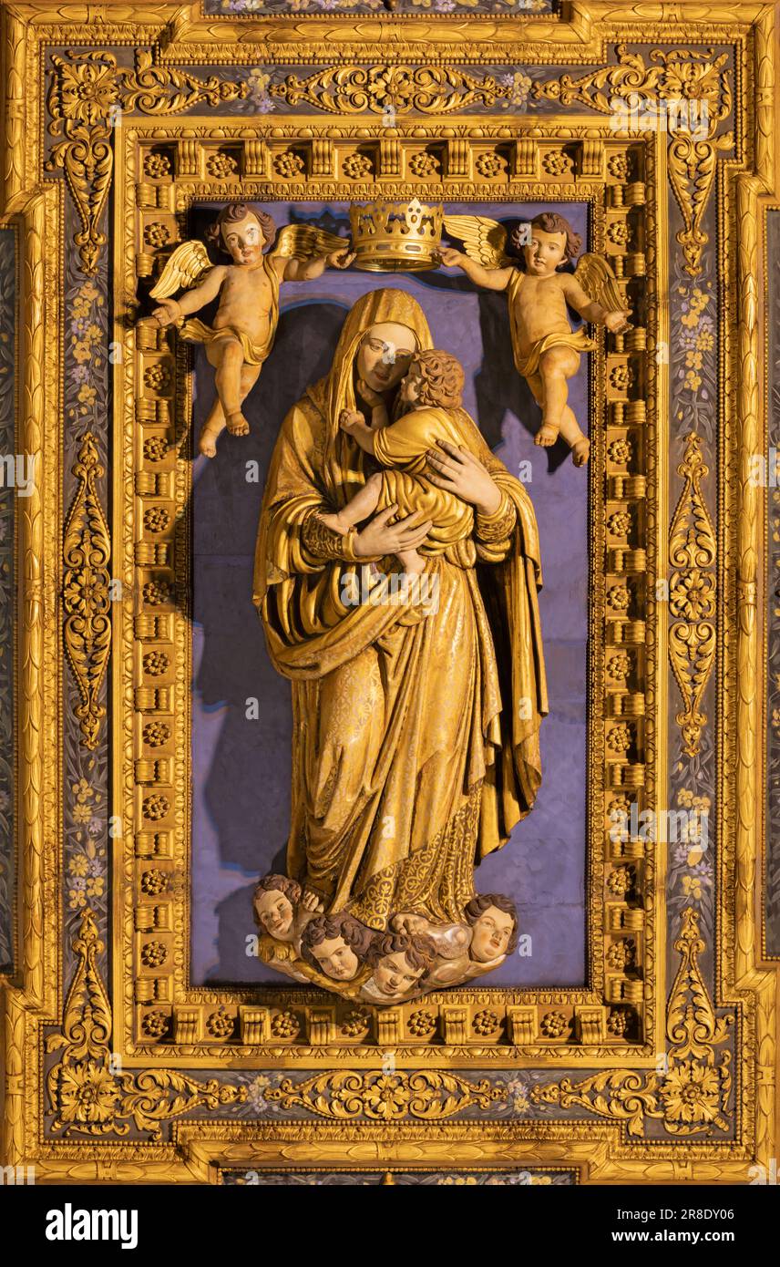 NAPOLI, ITALIA - 20 APRILE 2023: La statua della Madonna dal soffitto a cassettoni della Basilica santuario di Santa Maria del Carmine maggiore Foto Stock
