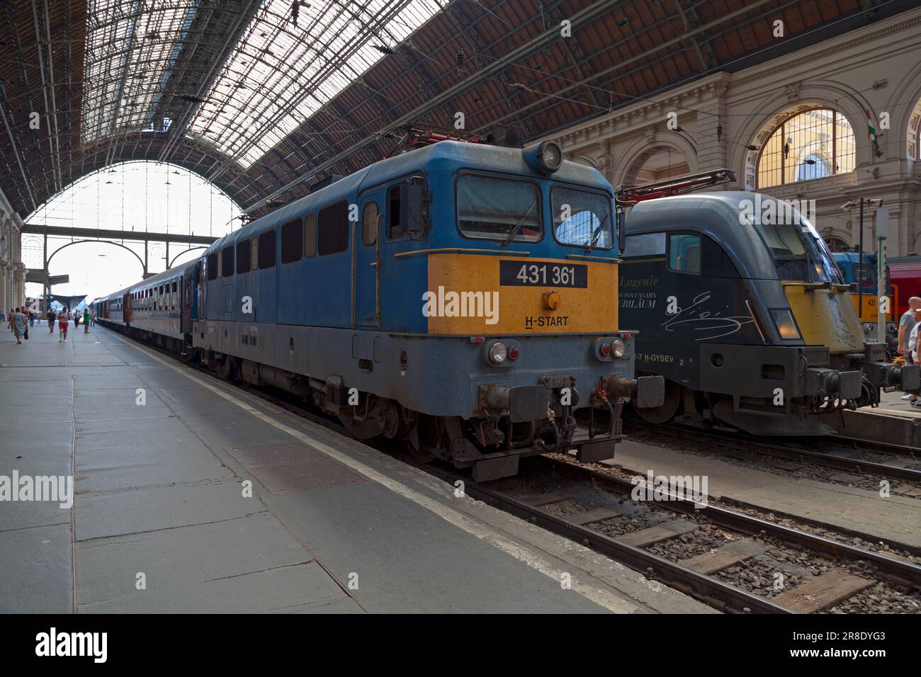 Budapest, Ungheria - Giugno 20 2018: Una ferrovia ungherese di MÁV Classe V43 accanto ad un Siemens Taurus nella stazione ferroviaria Budapest-Keleti. Foto Stock