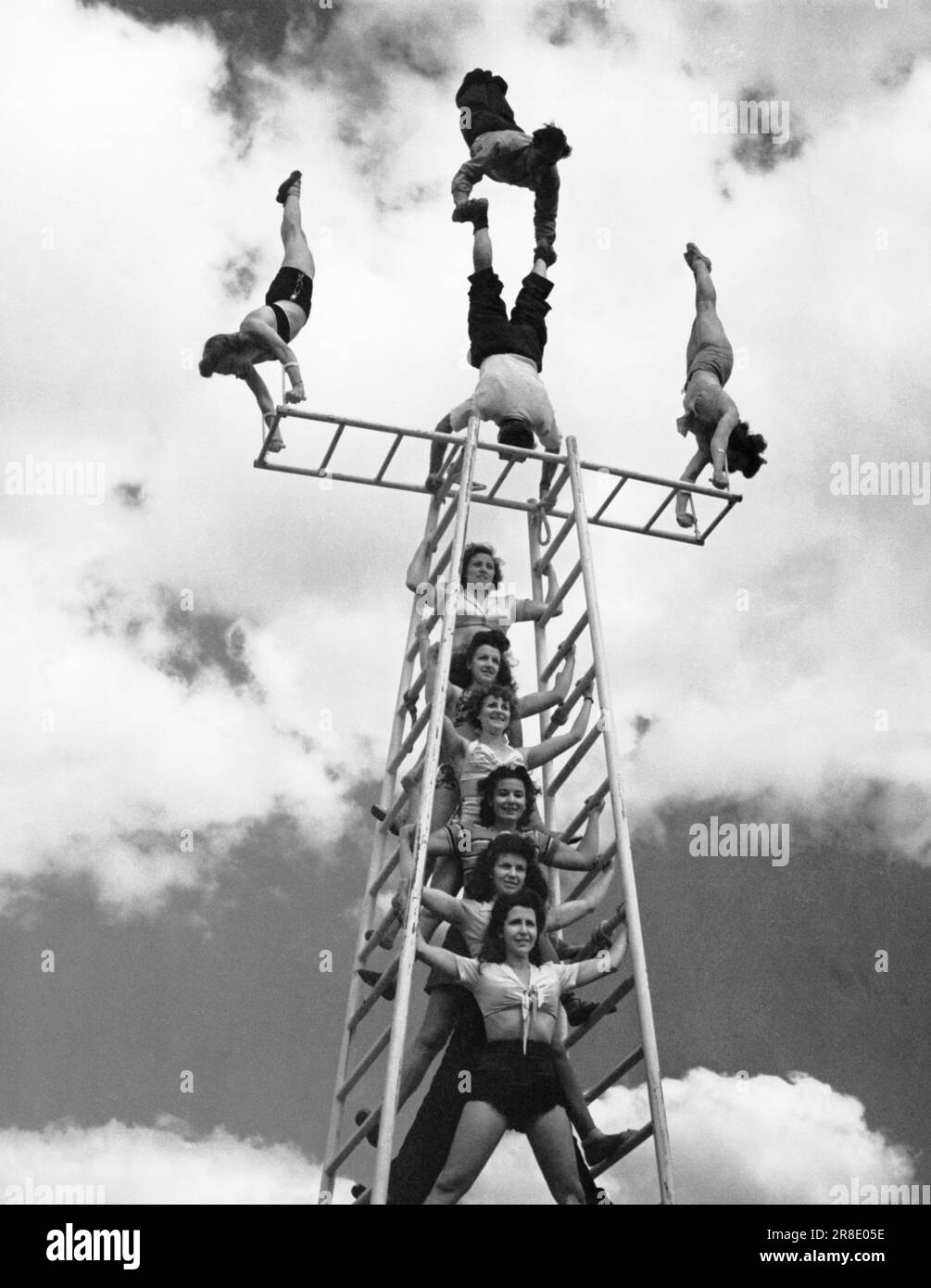 Sarasota, Florida: 14 marzo 1946 gli acrobati e gli aerialisti praticano la loro abilità con l'arrivo della primavera nei quartieri invernali dei Ringling Brothers e Barnum e Bailey Circus. Foto Stock