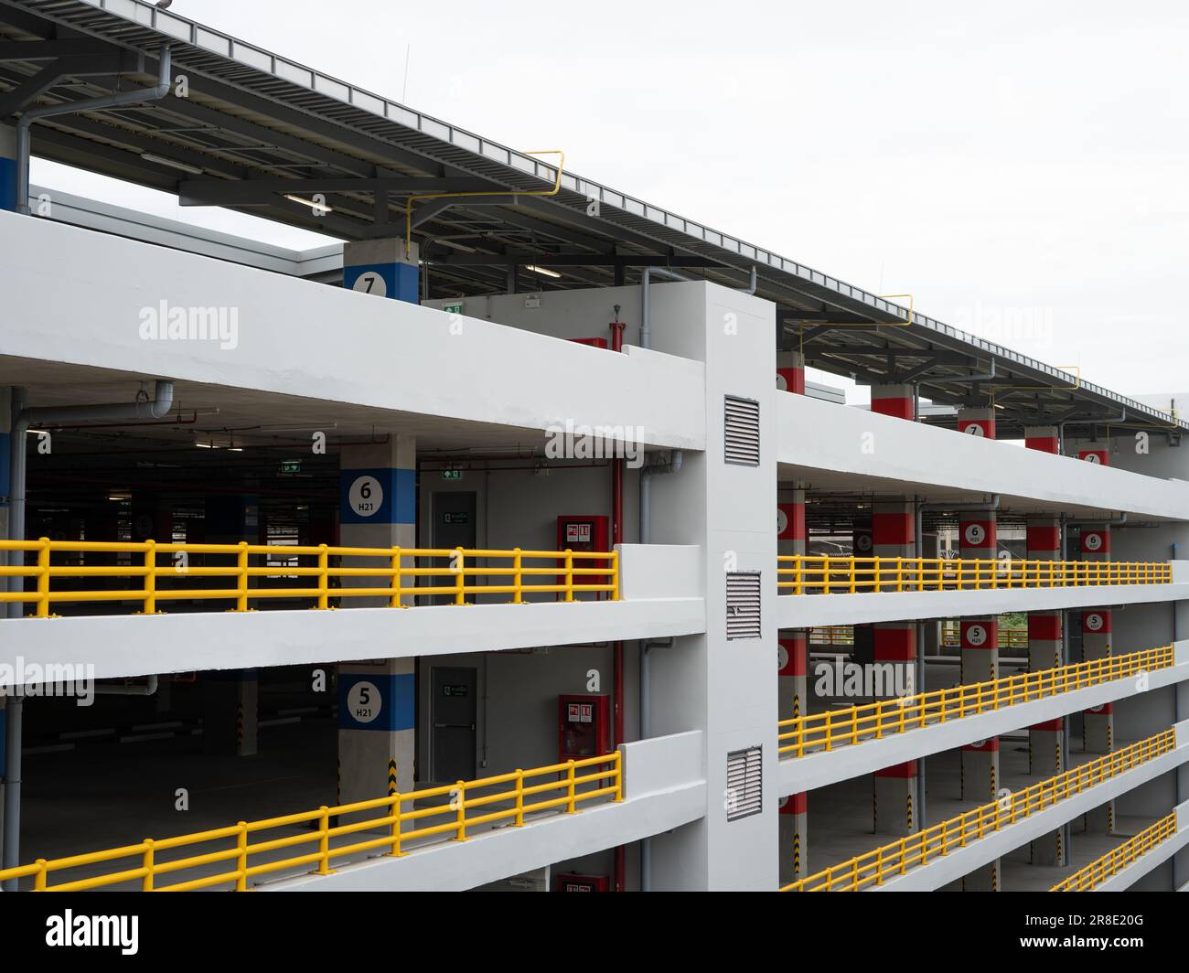 Parcheggio su più piani. Parcheggio coperto. Parcheggio urbano. Parcheggio a più piani. Garage in cemento. Parcheggio per veicoli. Foto Stock