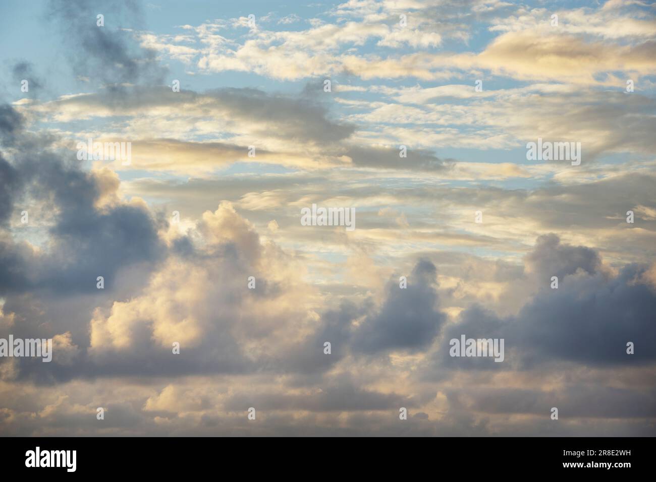 Nuvole spettacolari sul cielo al tramonto Foto Stock
