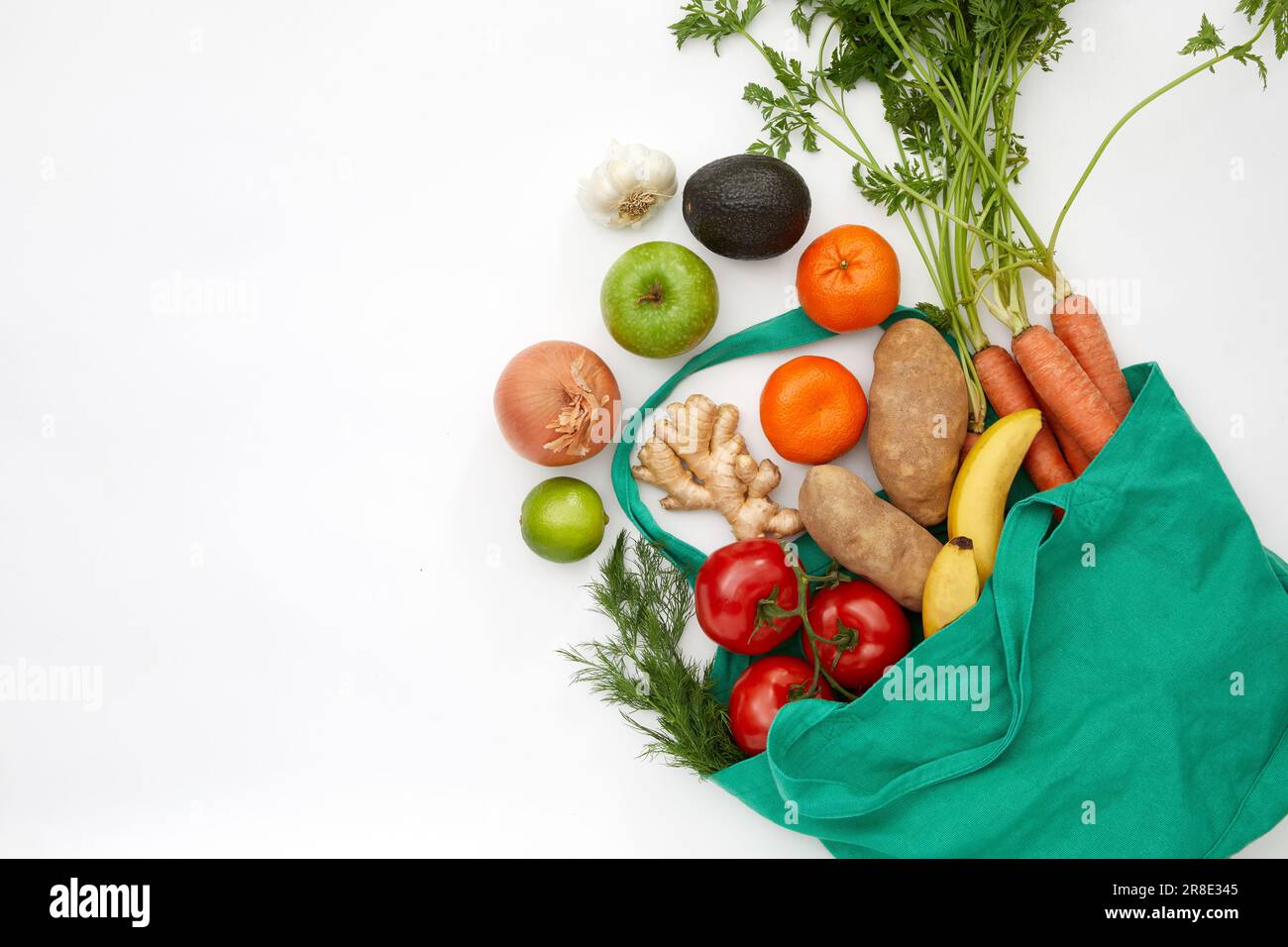 Vista dall'alto di frutta e verdura fresca in sacchetto su sfondo bianco Foto Stock