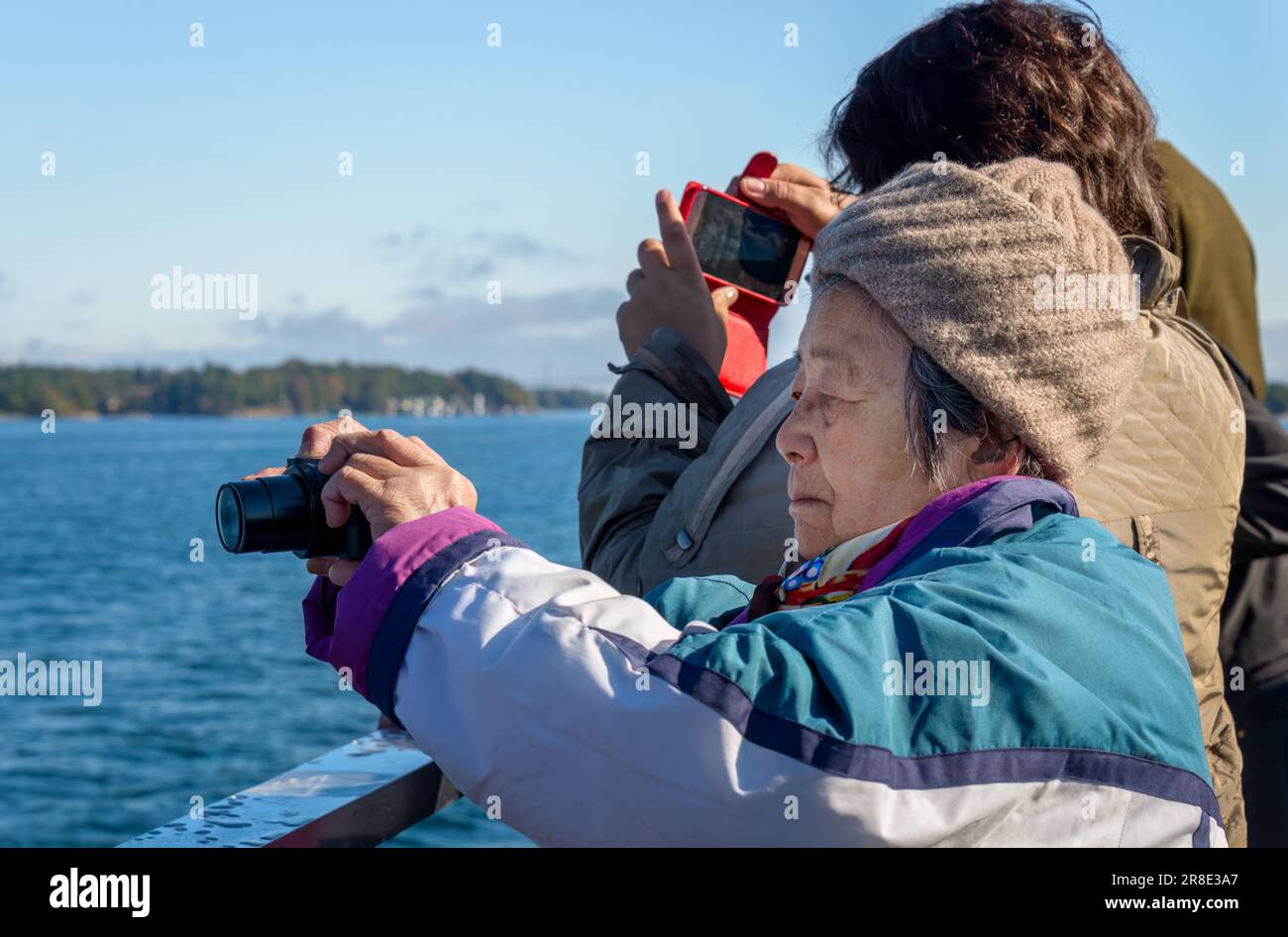 Turisti che scattano foto sulla nave che naviga sul fiume San Lorenzo. Mille isole. Canada. Foto Stock