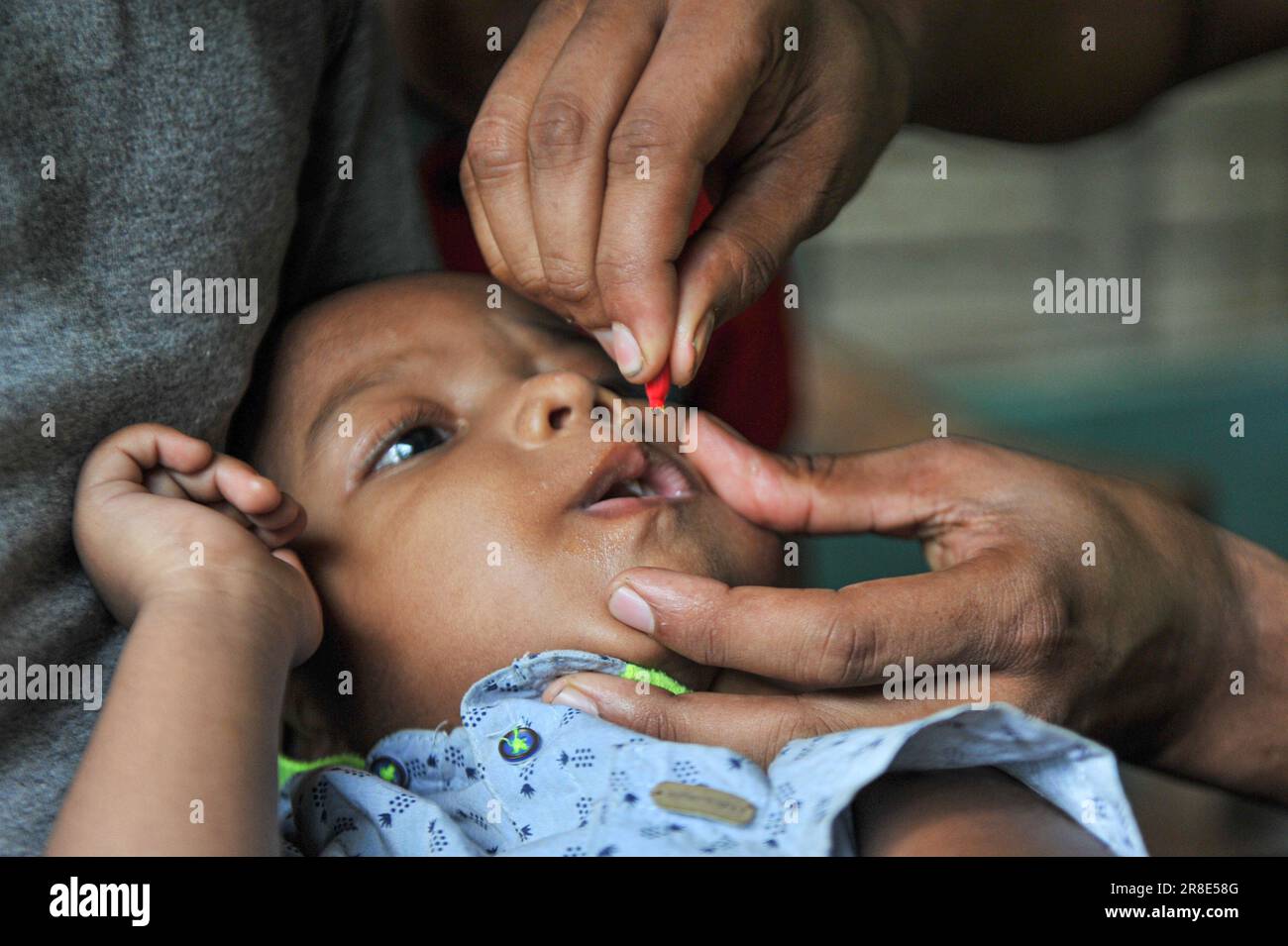 Il personale sanitario sta somministrando una capsula di vitamina A ai bambini di Sylhet. Il programma della campagna sulle capsule di vitamina a si sta svolgendo in tutto il paese. Nell'ambito di questo programma, le capsule di vitamina 'A' saranno fornite a 2 bambini di crore in tutto il paese. Sylhet, Bangladesh. Foto Stock