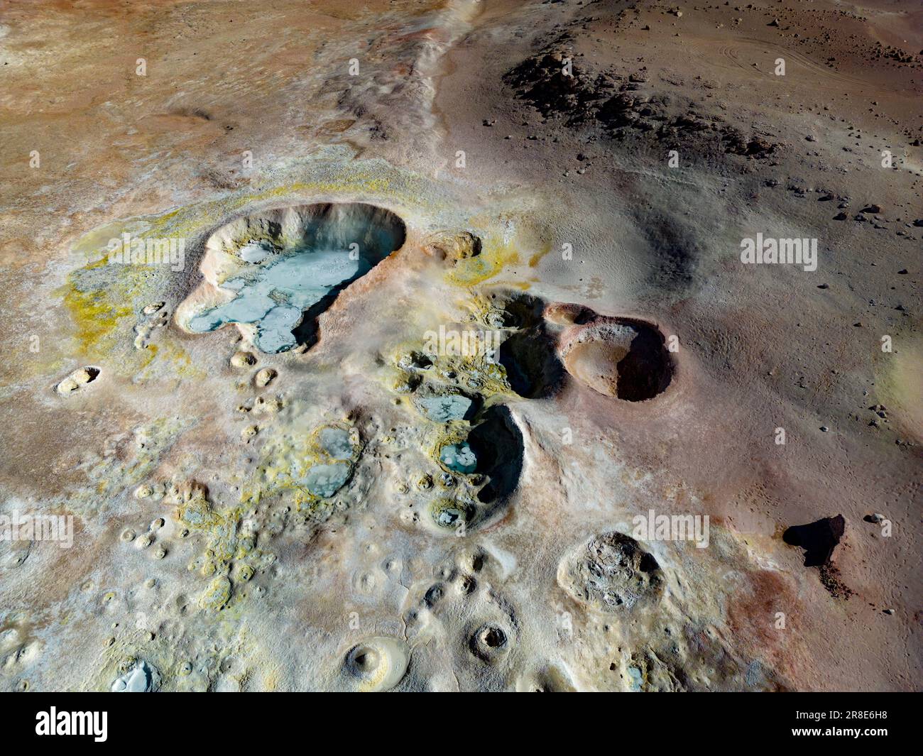 Bizzarra bellezza del campo geotermico Sol de Mañana con i suoi geyser fumanti e le piscine calde con fango gorgogliante viste dall'alto - in viaggio con la Bolivia Foto Stock