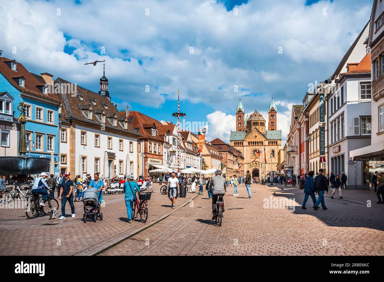 Speyer, Renania-Palatinato, Germania - 14 maggio 2023: Paesaggio urbano, strada storica con caffè e negozi e con la cattedrale famos in background Foto Stock