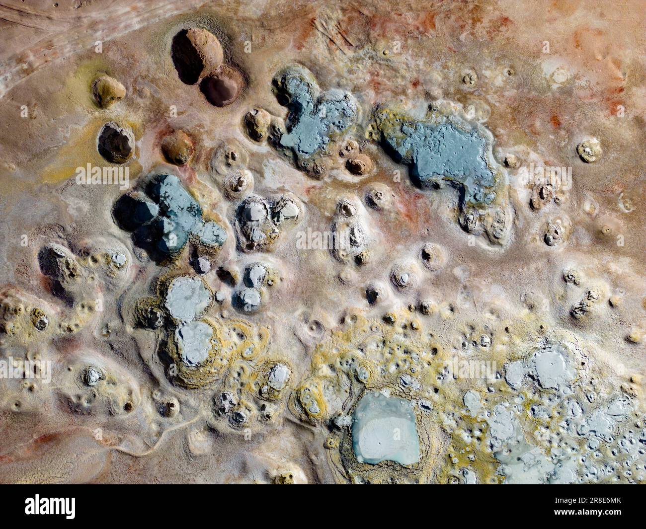 Bizzarra bellezza del campo geotermico Sol de Mañana con i suoi geyser fumanti e le piscine calde con fango gorgogliante viste dall'alto - in viaggio con la Bolivia Foto Stock