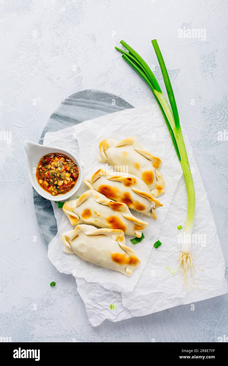 Empanadas di verdure con salsa chimichurri. Cucina latinoamericana. Foto Stock