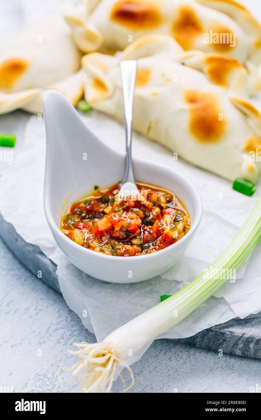 Salsa Chimichurri e empanadas di verdure, cucina latinoamericana. Foto Stock