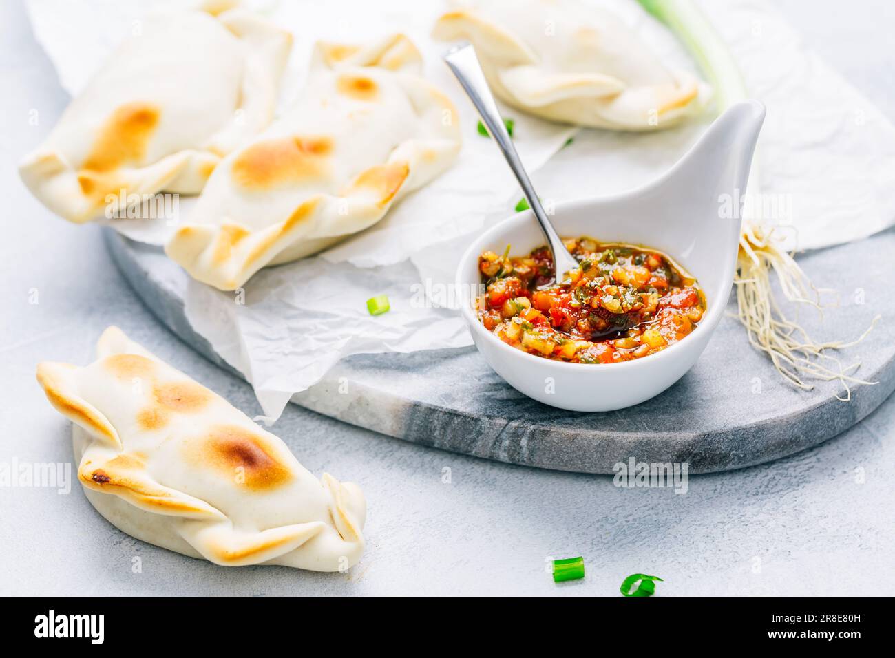 Empanadas di verdure con salsa chimichurri. Cucina latinoamericana. Foto Stock