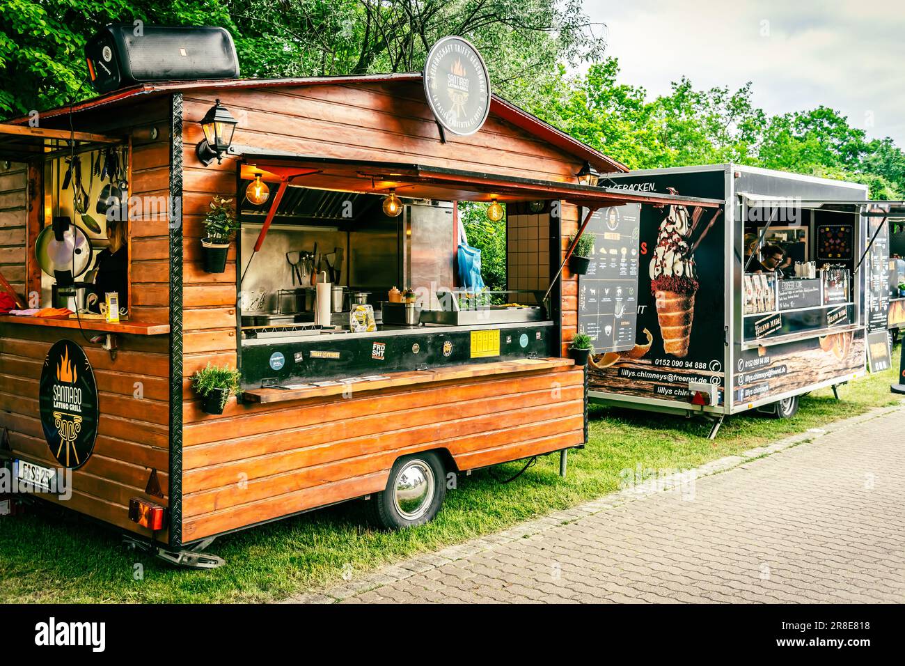 Hockenheim, Germania - 19 maggio 2023: Festival del cibo di strada con camion alimentari, cibo di fantasia internazionale, mercato del cibo di strada Foto Stock
