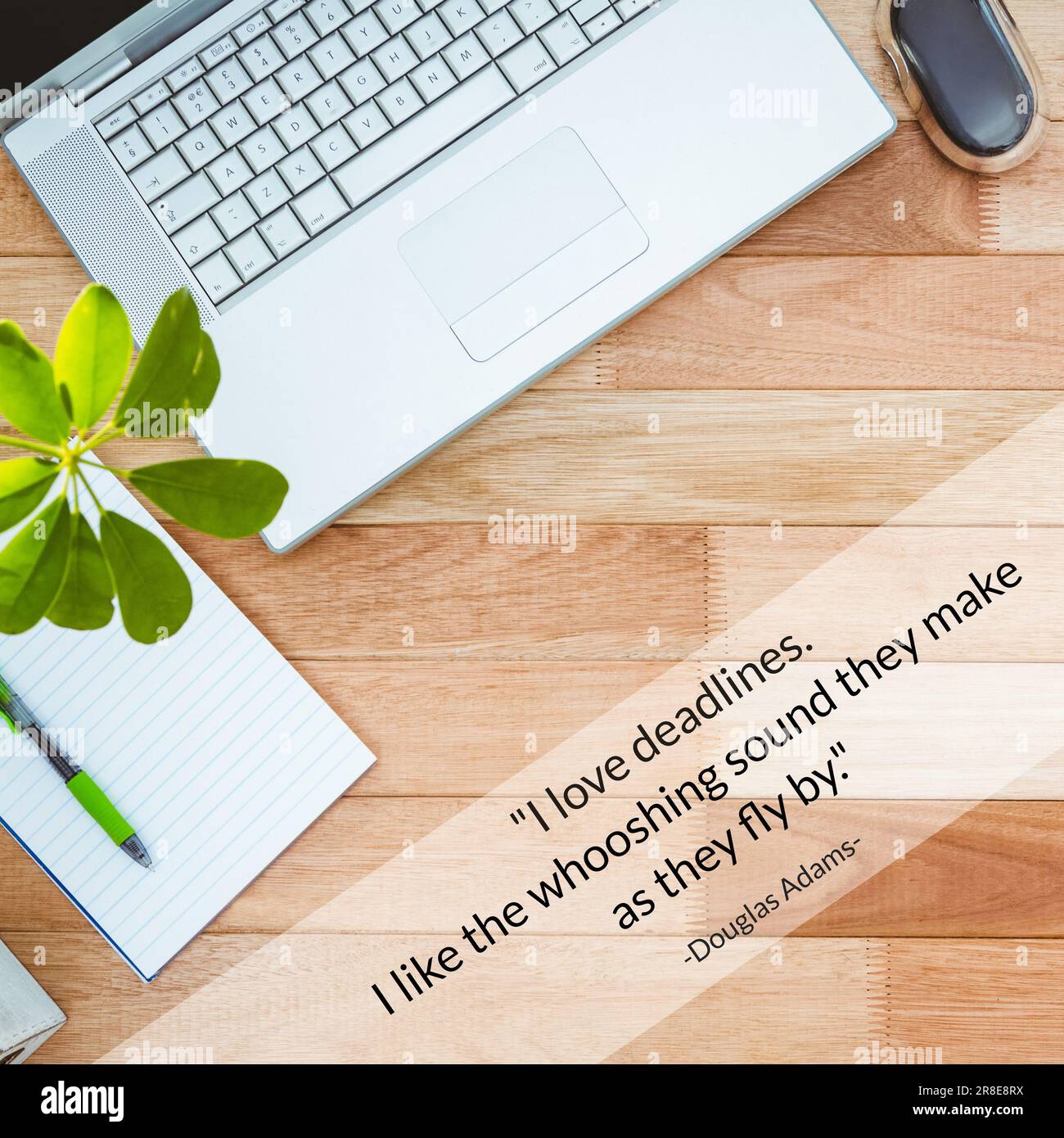 Adoro le scadenze, mi piace il suono tremolante che fanno mentre volano via testo sopra il laptop, il mouse, il libro Foto Stock