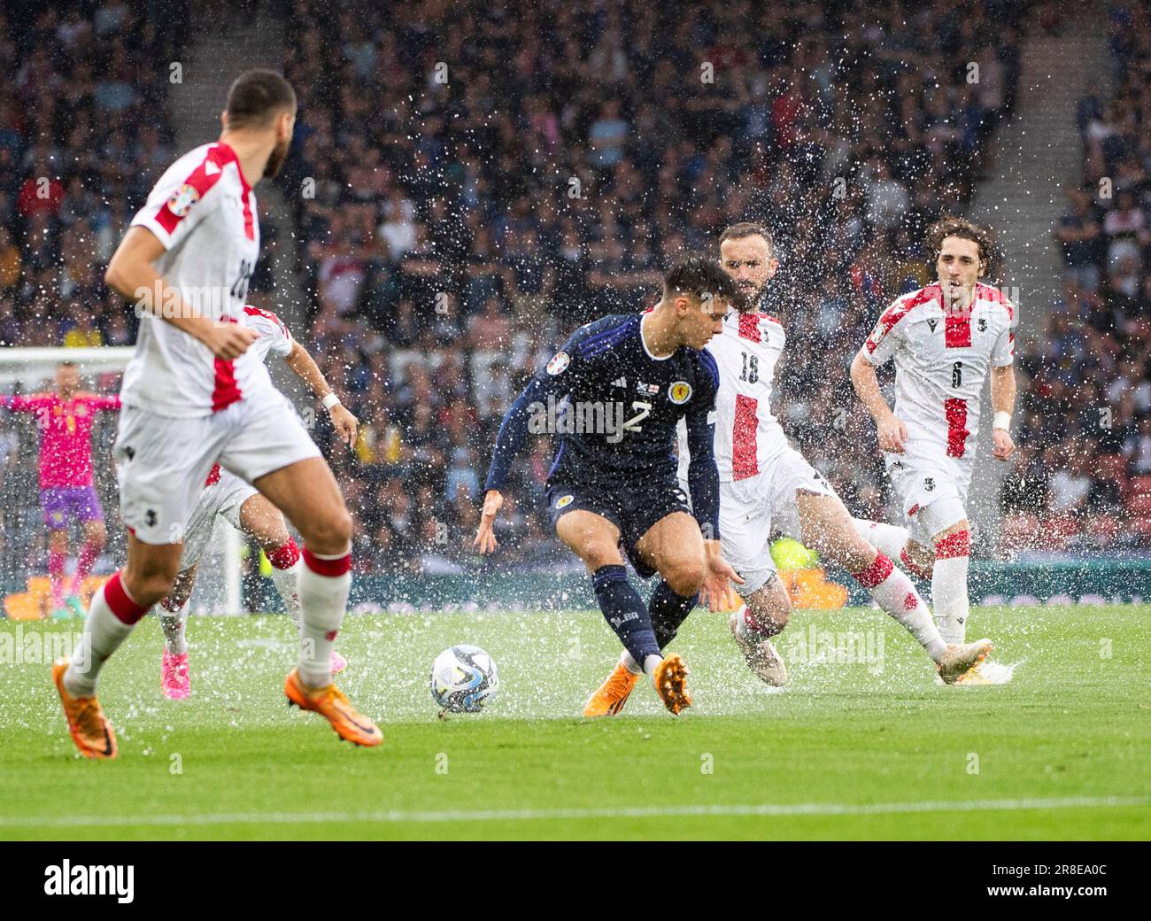 GLASGOW, SCOZIA - Giugno 20: Il centrocampista scozzese, Aaron Hickey, è ingannato dal campo di qualificazione dell'acqua durante il girone di qualificazione UEFA EURO 2024 Una partita tra Scozia e Georgia ad Hampden Park il 20 Giugno 2023 a Glasgow, Scozia. (Foto di Ian Jacobs/MB Media/) Foto Stock