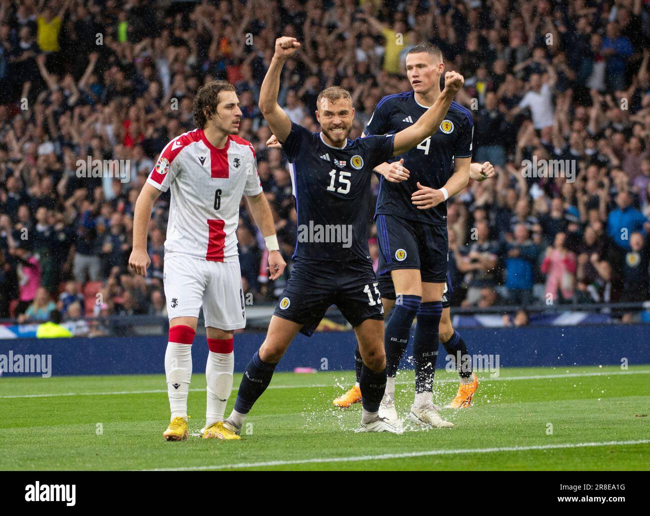 GLASGOW, SCOZIA - GIUGNO 20: Il difensore della Scozia, Ryan Porteous, festeggia dopo Callum McGregor che ha messo la casa davanti durante il round di qualificazione UEFA EURO 2024 Un match tra Scozia e Georgia ad Hampden Park il 20 Giugno 2023 a Glasgow, Scozia. (Foto di Ian Jacobs/MB Media/) Foto Stock