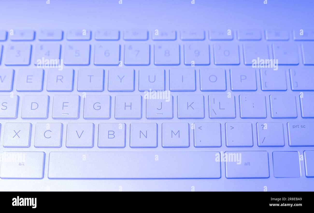 Primo piano della tastiera del computer. Vista dall'alto di un moderno notebook con tastiera inglese. Tastiera colorata per computer laptop. Nessuno, concentrazione selettiva, sfocatura Foto Stock