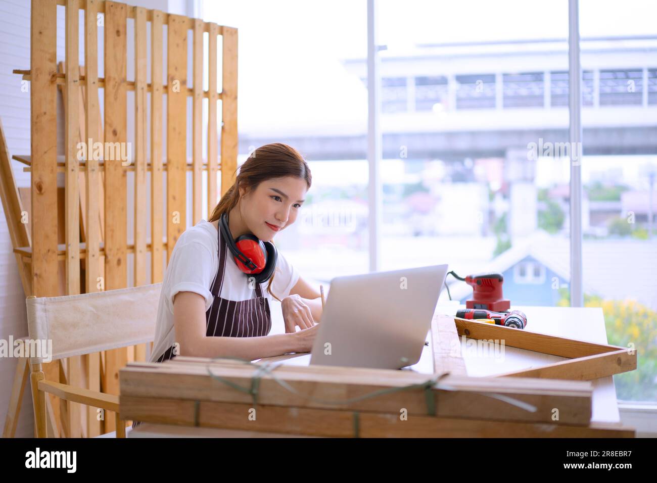 Lavori di carpentiere in officina. Concetto di piccola impresa e prodotto artigianale. Foto Stock