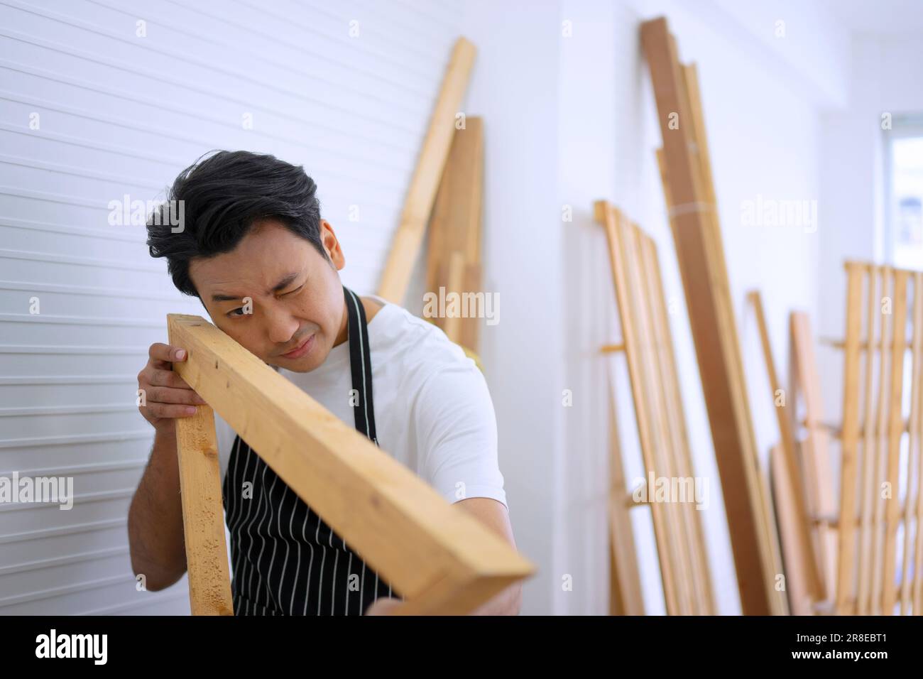 Lavori di carpentiere in officina. Concetto di piccola impresa e prodotto artigianale. Foto Stock