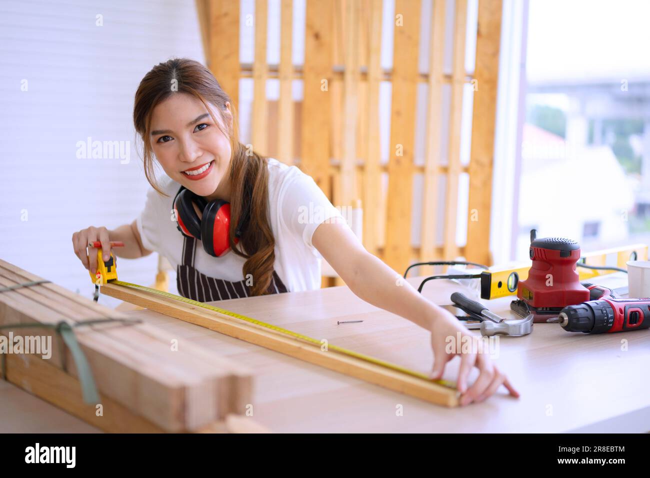 Lavori di carpentiere in officina. Concetto di piccola impresa e prodotto artigianale. Foto Stock