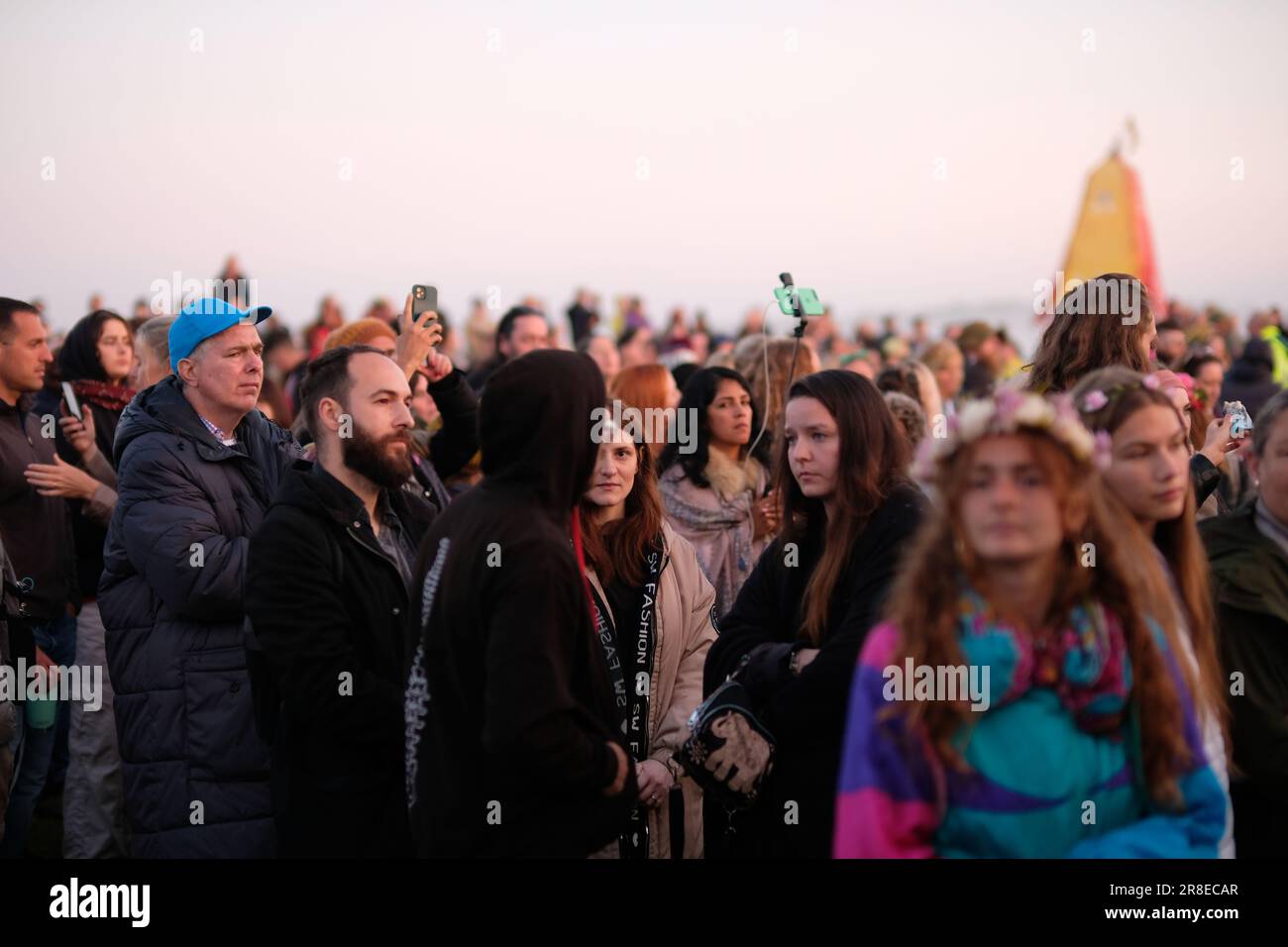 Salisbury, Gran Bretagna. 21th giugno, 2023. La gente si riunisce per celebrare il Solstizio d'estate a Stonehenge. Laura Gaggero/Alamy Live News Foto Stock