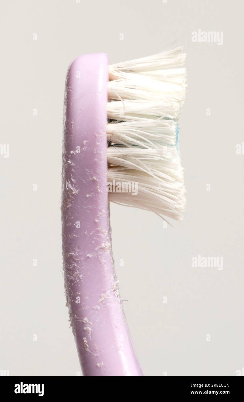 Spazzolino da denti masticato per un bambino, isolato su sfondo solido Foto Stock