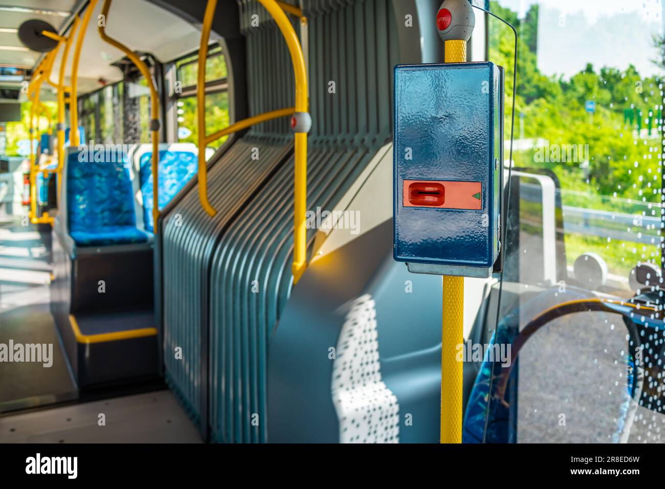 Validatore del biglietto con interno dell'autobus vuoto. Trasporto pubblico in una città. Foto Stock