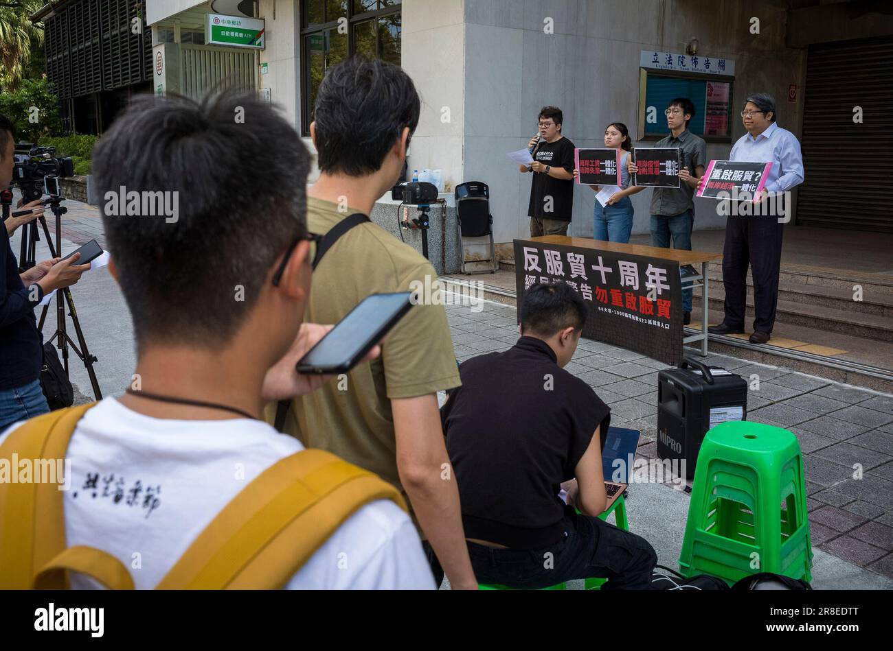 I rappresentanti della Coalizione economica Democratica di Taiwan avvertono contro l'attuazione o la ripresa dei negoziati sull'accordo commerciale sui servizi di cross-strait (CSSTA) con la Cina di fronte allo Yuan legislativo di Taipei, Taiwan, il 21/06/2023 Di un decennio fa, Un tentativo di attuare l'accordo ha scatenato proteste di massa a Taiwan chiamato il movimento dei girasole, che ha portato all'abbandono dell'idea di attuare l'accordo e ha portato a un cambiamento di potere. Ora la questione è tornata nella campagna elettorale. Alcuni candidati presidenziali stanno annunciando un ritorno ai negoziati o all'implementazione Foto Stock