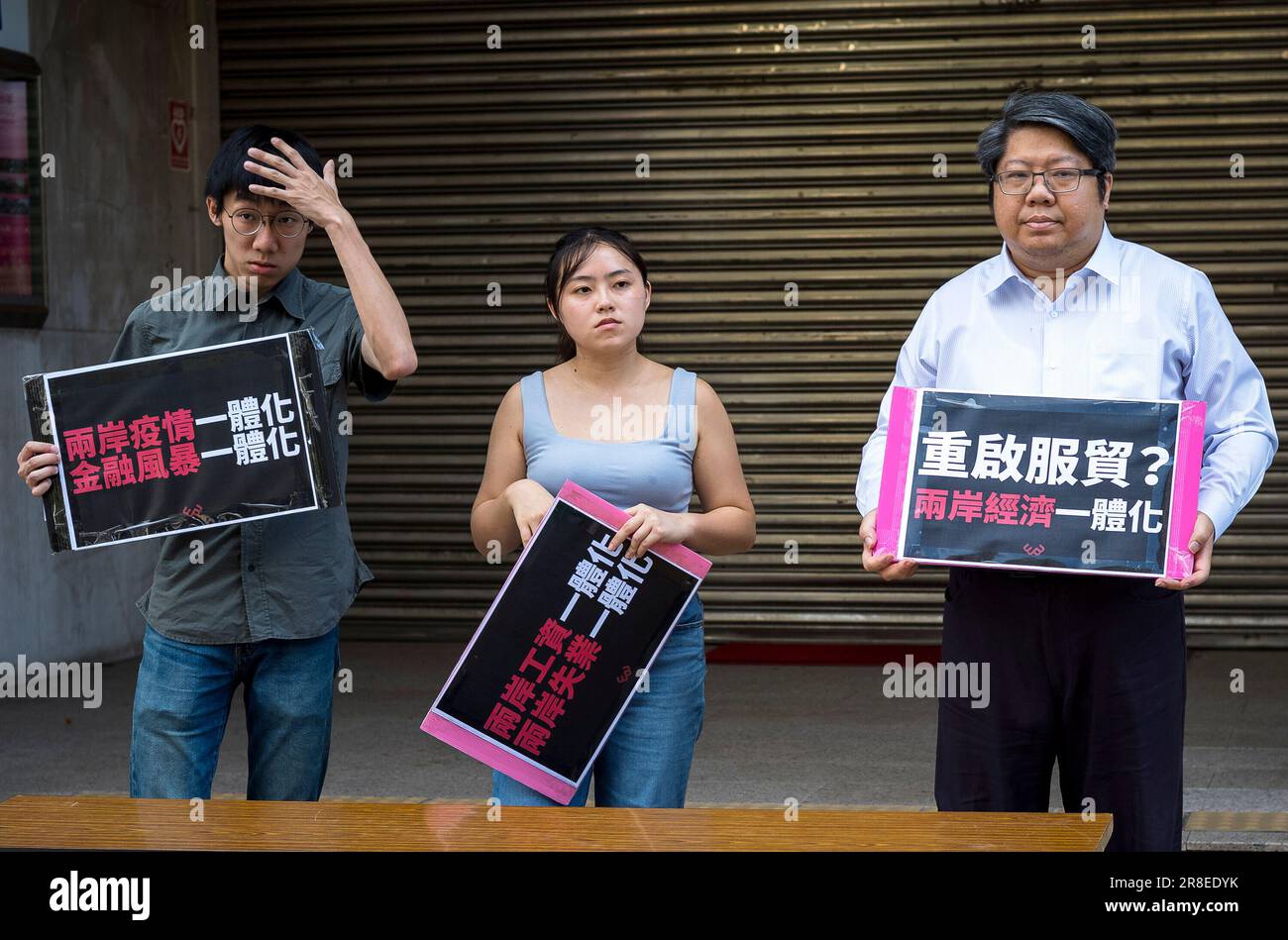 I rappresentanti della Coalizione economica Democratica di Taiwan avvertono contro l'attuazione o la ripresa dei negoziati sull'accordo commerciale sui servizi di cross-strait (CSSTA) con la Cina di fronte allo Yuan legislativo di Taipei, Taiwan, il 21/06/2023 Di un decennio fa, Un tentativo di attuare l'accordo ha scatenato proteste di massa a Taiwan chiamato il movimento dei girasole, che ha portato all'abbandono dell'idea di attuare l'accordo e ha portato a un cambiamento di potere. Ora la questione è tornata nella campagna elettorale. Alcuni candidati presidenziali stanno annunciando un ritorno ai negoziati o all'implementazione Foto Stock