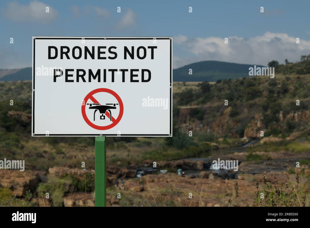 Avviso di divieto di volo di droni nel parco naturale, non sono ammessi aeromobili senza equipaggio, Graskop, Sudafrica, nessun utilizzo illegale di droni, dispositivo grafico Foto Stock