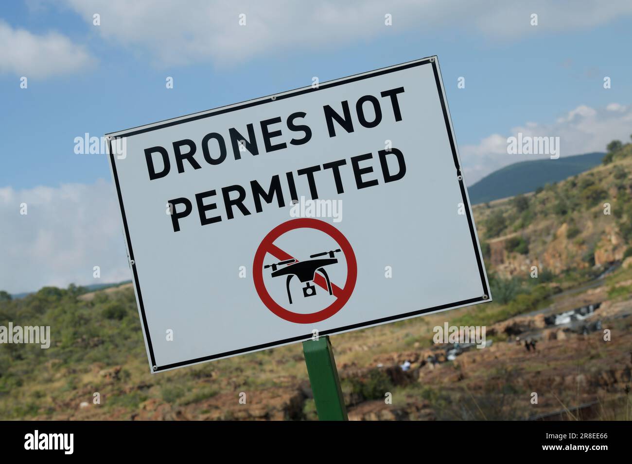 Avviso di divieto di volo di droni nel parco naturale, non sono ammessi aeromobili senza equipaggio, Graskop, Sudafrica, nessun utilizzo illegale di droni, dispositivo grafico Foto Stock