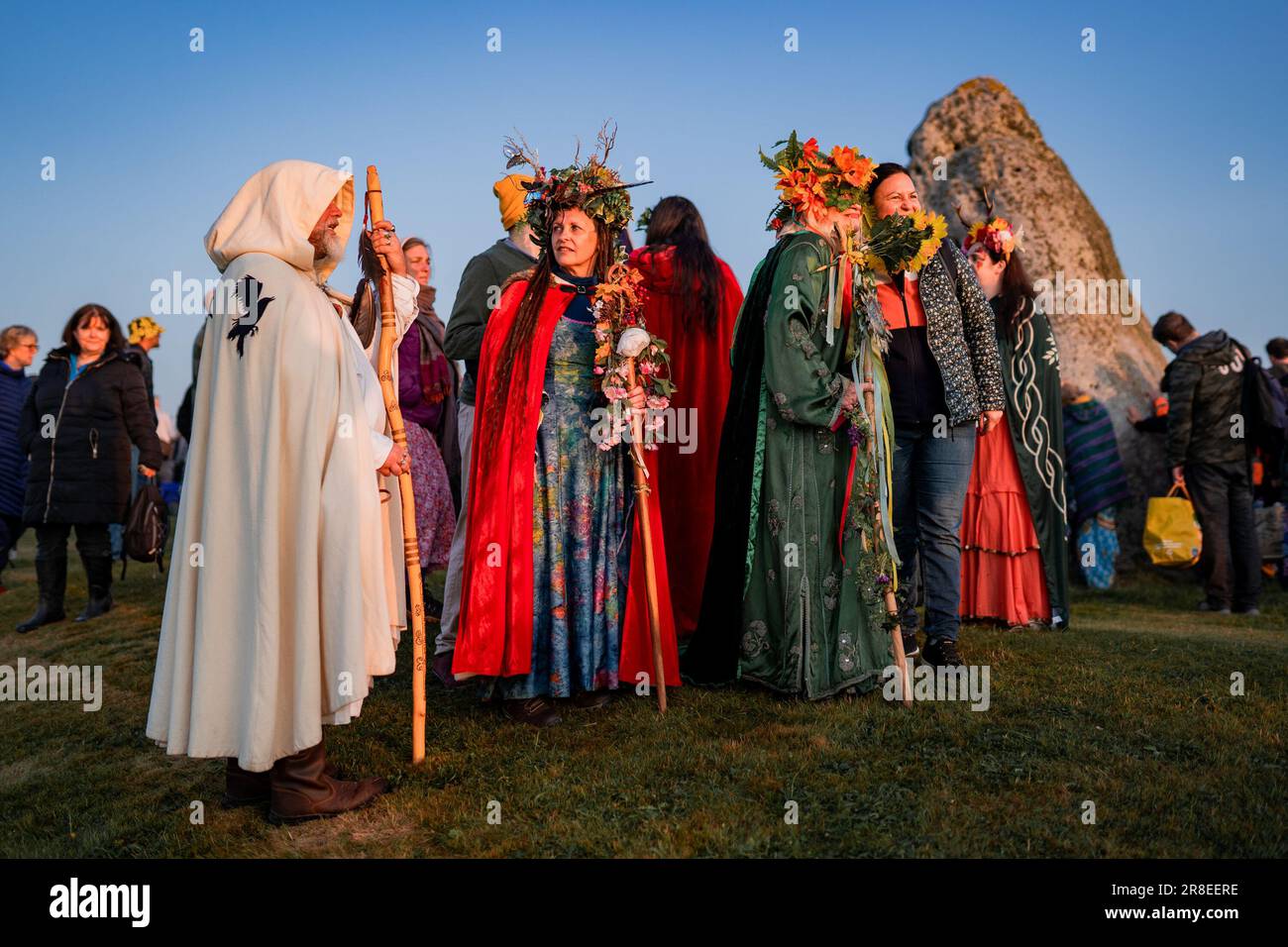 Le celebrazioni annuali del solstizio d'estate si svolgono a Stonehenge, Wiltshire, Regno Unito Foto Stock