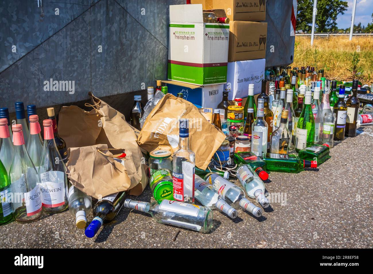 Hockenheim, Germania - 18 giugno 2023: Contenitori di vetro riempiti su una strada. Concetto di riciclaggio e smaltimento dei rifiuti. Traduzione: Servizio commerciale, Foto Stock