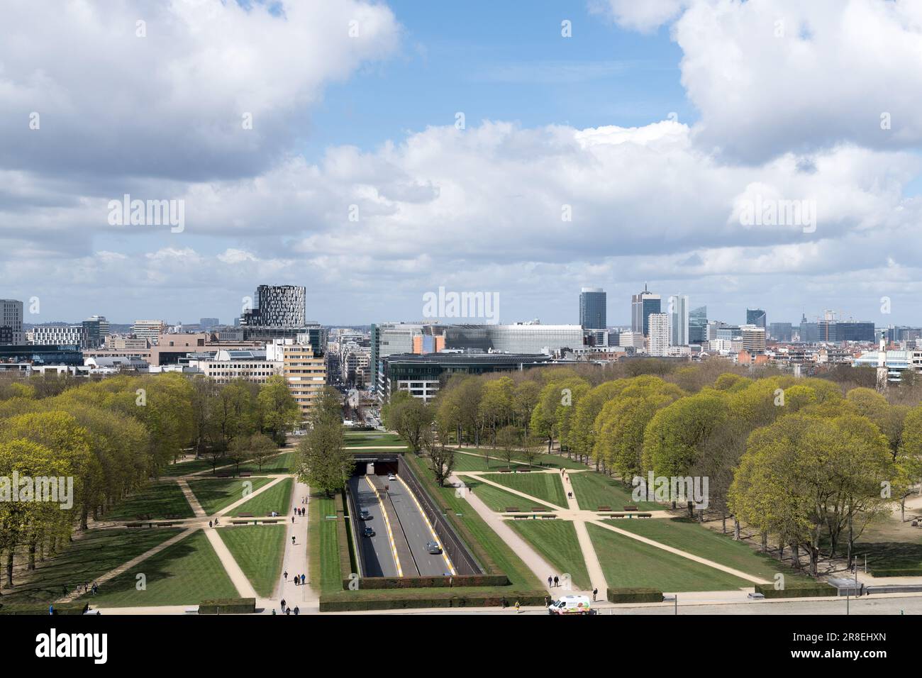 Parc du Cinquantenaire / Jubelpark e Madou Plaza Tower edificio degli uffici, Astro Tower edificio degli uffici e Covent Garden Tower edificio degli uffici a Saint Foto Stock