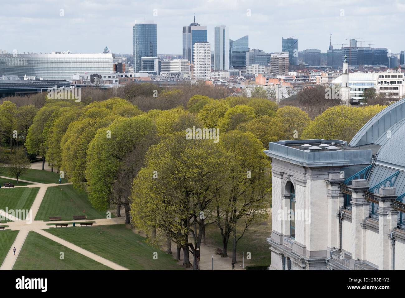 Parc du Cinquantenaire / Jubelpark e Madou Plaza Tower edificio degli uffici, Astro Tower edificio degli uffici e Covent Garden Tower edificio degli uffici a Saint Foto Stock