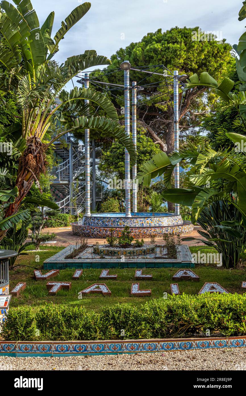 Villa Italia, una villa comunale ben curata, situata sul belvedere del centro storico di Santo Stefano di Camastra. Sicilia Foto Stock
