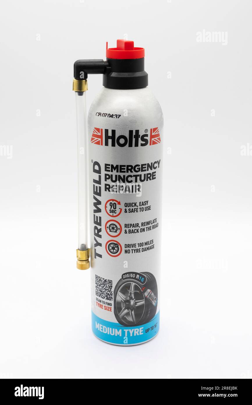 Irvine, Scozia, Regno Unito - 02 febbraio 2023: Riparazione forature di emergenza a marchio Holts con tecnologia di saldatura pneumatici per la riparazione di pneumatici di medie dimensioni. Foto Stock