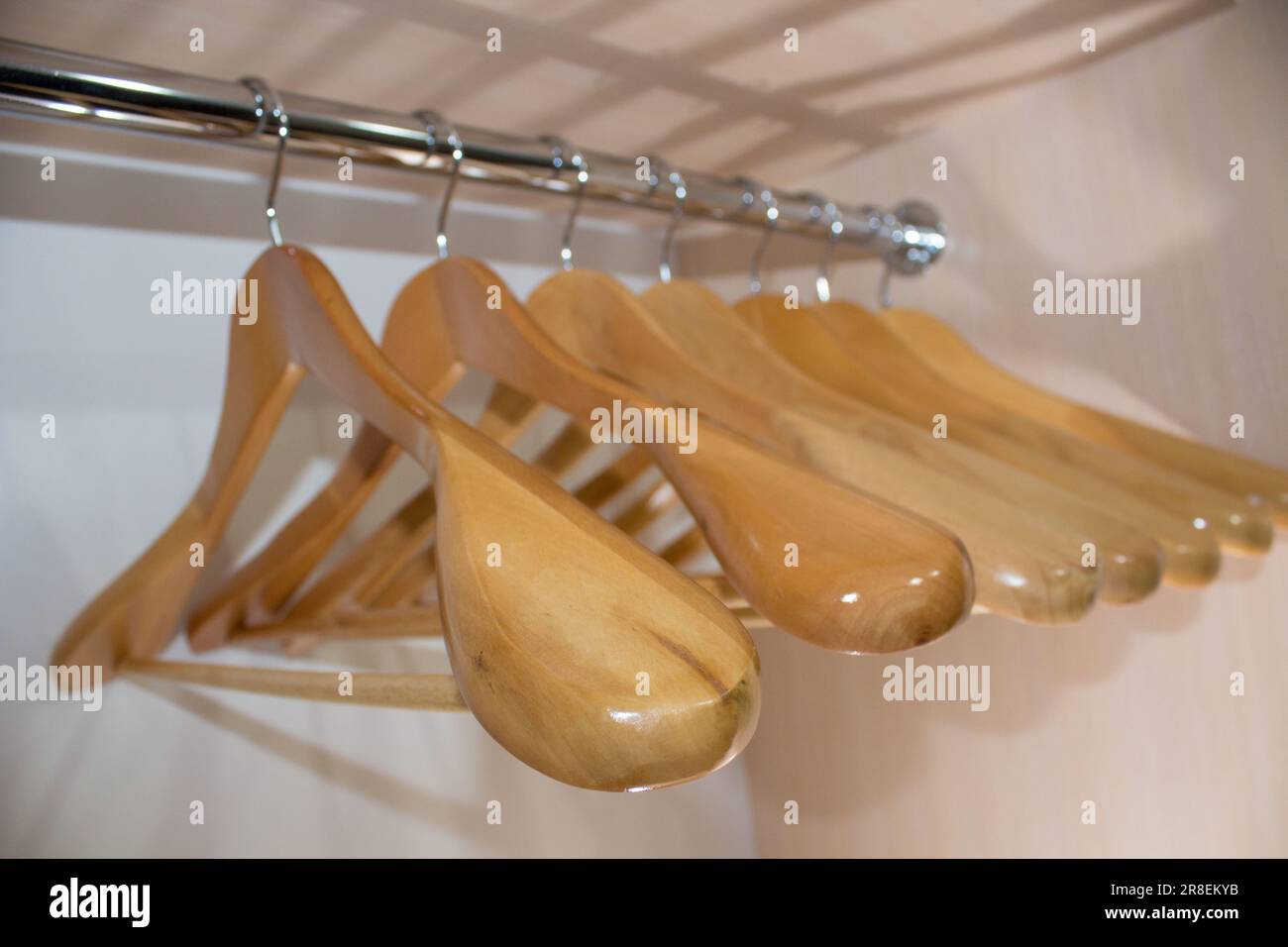 appendiabiti in legno per i capi di abbigliamento nell'armadio Foto Stock