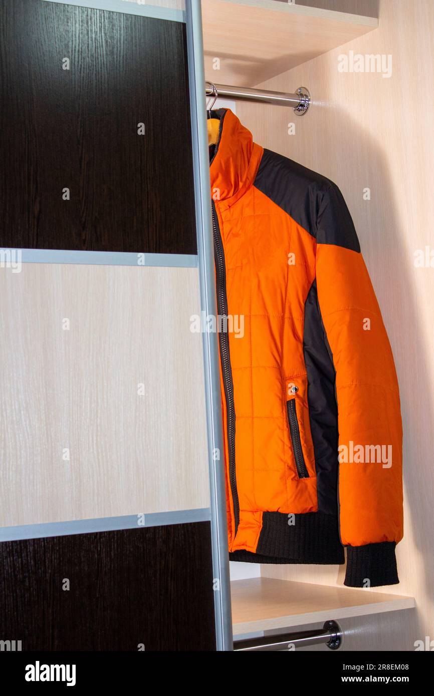 guardaroba aperto con giacca invernale su un appendiabiti Foto Stock
