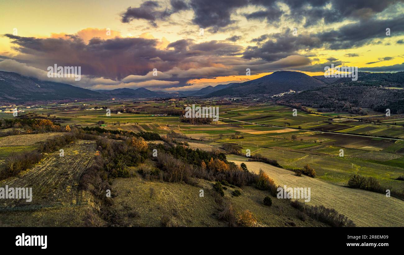 Veduta aerea della valle tra la valle dell'Aterno e la valle del Tirino, sede del sito archeologico della città Vestiana di Peltuinum. Abruzzo Foto Stock