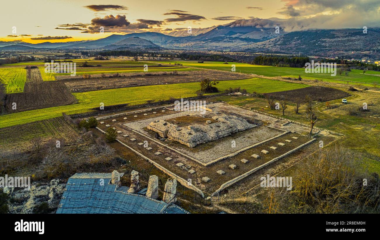 Vista aerea delle rovine del sito archeologico Peltuinum con la basilica, il teatro e il tempio romano. Peltuinum, Abruzzo Foto Stock