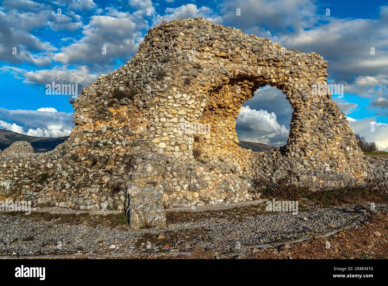 Le rovine delle mura e la porta occidentale nel sito archeologico di Peltuinum. Peltuinum, Prata d'Ansidonia, Abruzzo Foto Stock