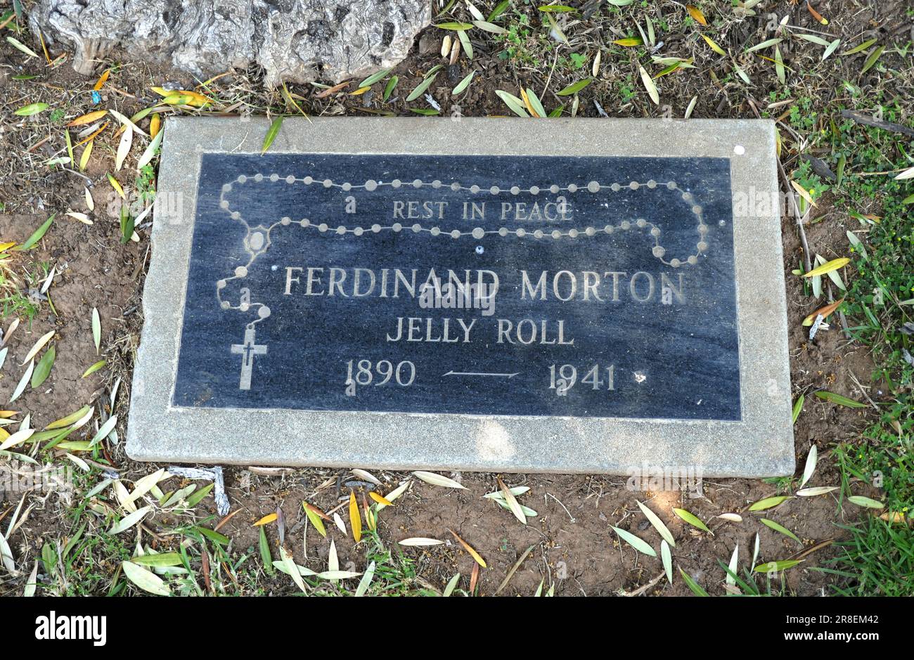 Los Angeles, California, USA 20th Giugno 2023 musicista/pianista Jelly Roll Morton grave al Calvario Cemetery il 20 Giugno 2023 a Los Angeles, California, USA. Foto di Barry King/Alamy Stock Photo Foto Stock