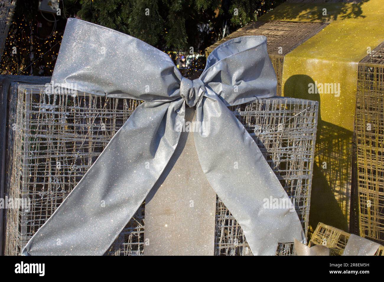 Luce LED a filo luminoso e palline decoranti su albero di Natale. Albero di Natale illuminazione e decorazione ornamento. Decorazione di Natale. Holi felice Foto Stock