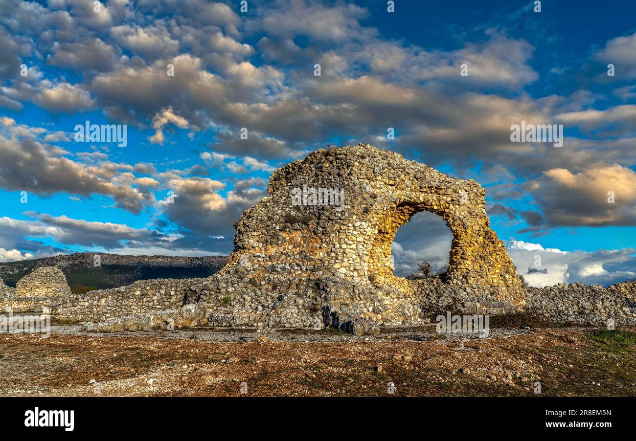 Le rovine delle mura e la porta occidentale nel sito archeologico di Peltuinum. Peltuinum, Prata d'Ansidonia, Abruzzo Foto Stock