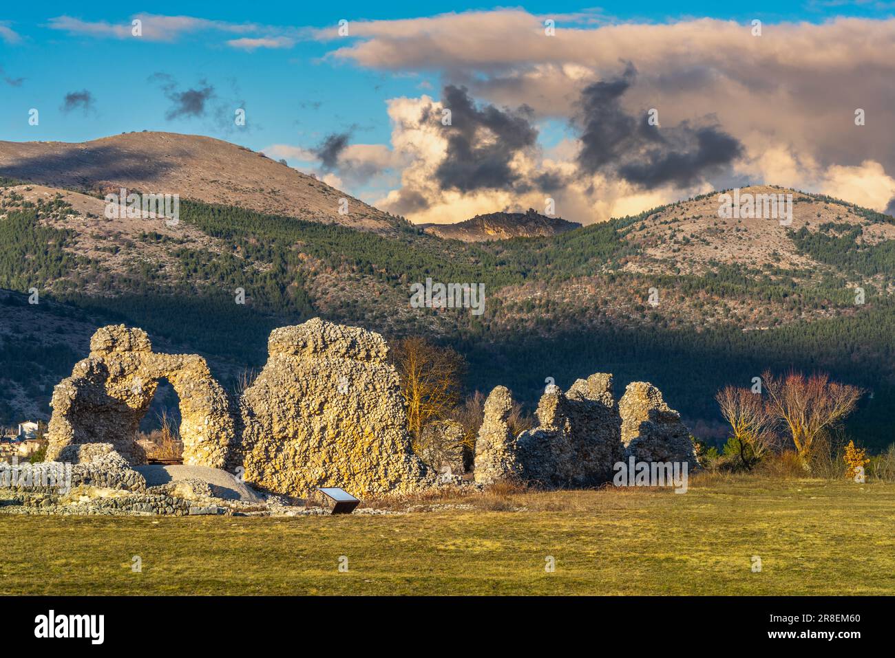 Le rovine delle mura e la porta occidentale nel sito archeologico di Peltuinum. Peltuinum, Prata d'Ansidonia, Abruzzo Foto Stock