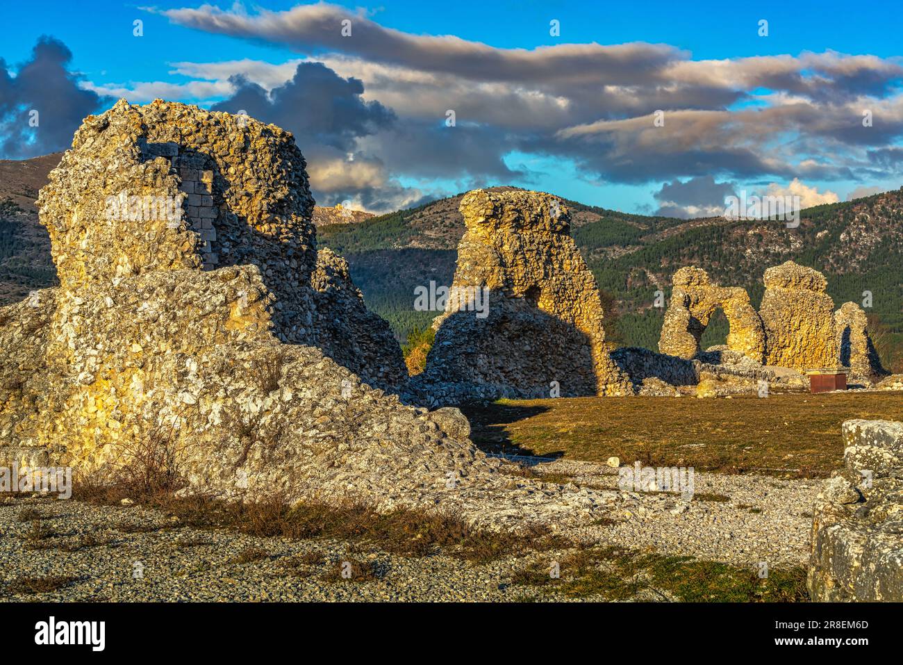 Le rovine delle mura e la porta occidentale nel sito archeologico di Peltuinum. Peltuinum, Prata d'Ansidonia, Abruzzo Foto Stock