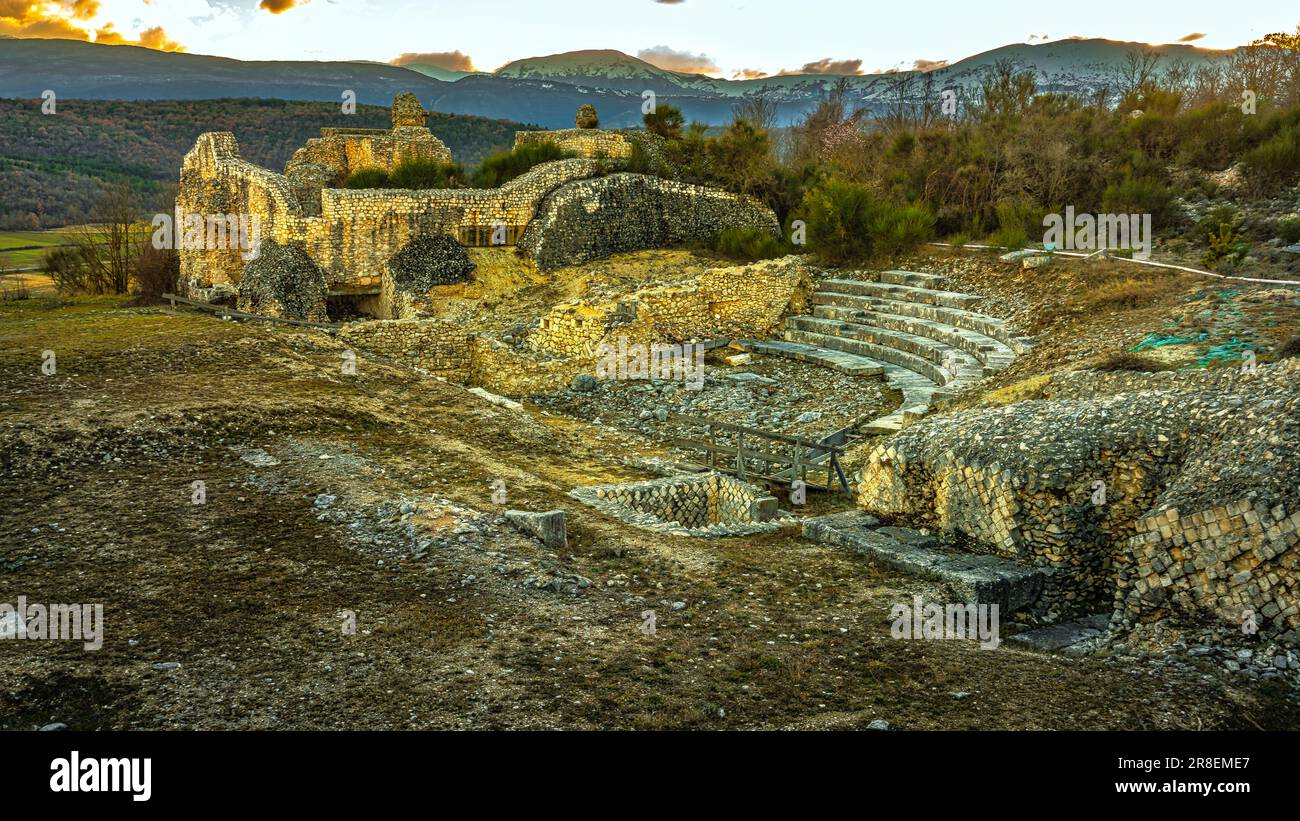 Resti di edifici antichi e del teatro romano nel sito archeologico di Peltuinum. Peltuinum, Prata d'Ansidonia, Abruzzo Foto Stock